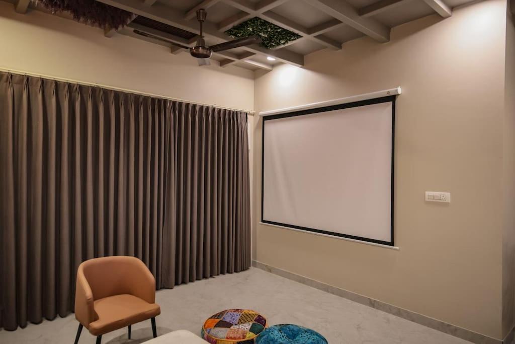 Saiba Outhouse- 4 Bed Room- Pool- Theatre- Partyhall- Garden & Terrace Sitting Area Jaipur Exterior photo